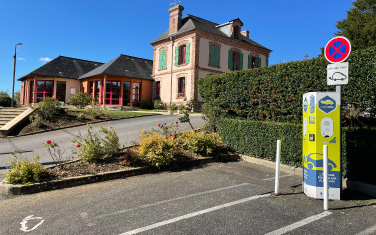 Village de Surville - Normandie : Borne électrique